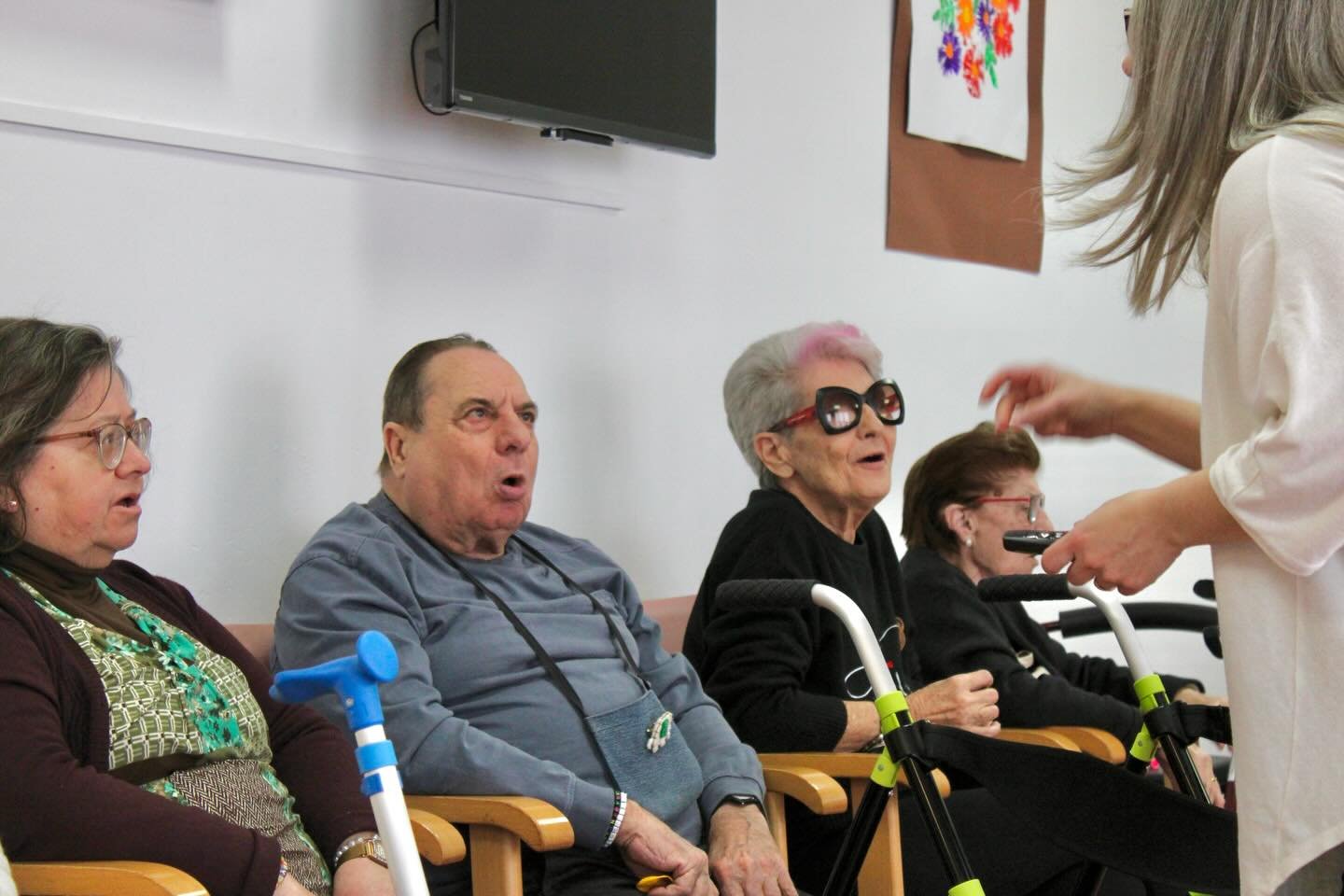 Personas mayores cantando en el taller de la Residencia de La Canyada