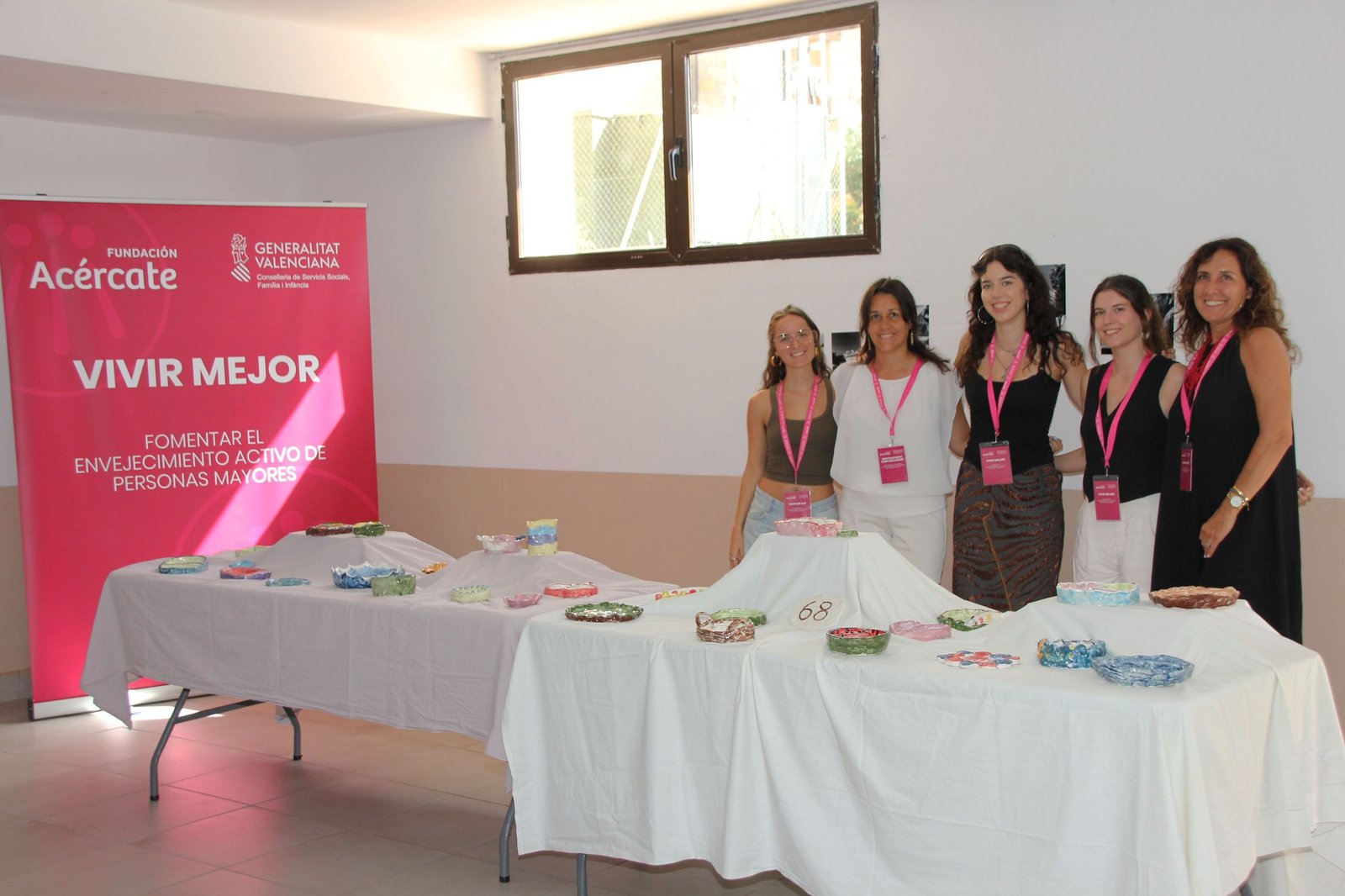 Equipo de Fundación Acércate en la exposición de cerámica de Cortes de Arenoso